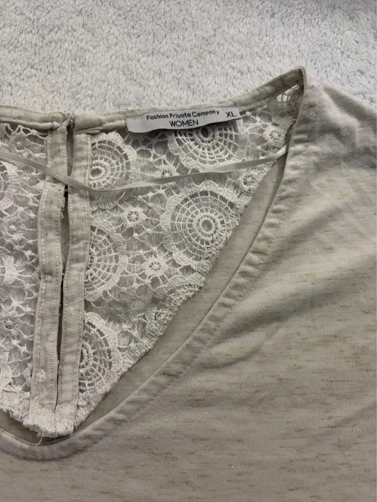 Camiseta beige con lentejuelas – photo 4